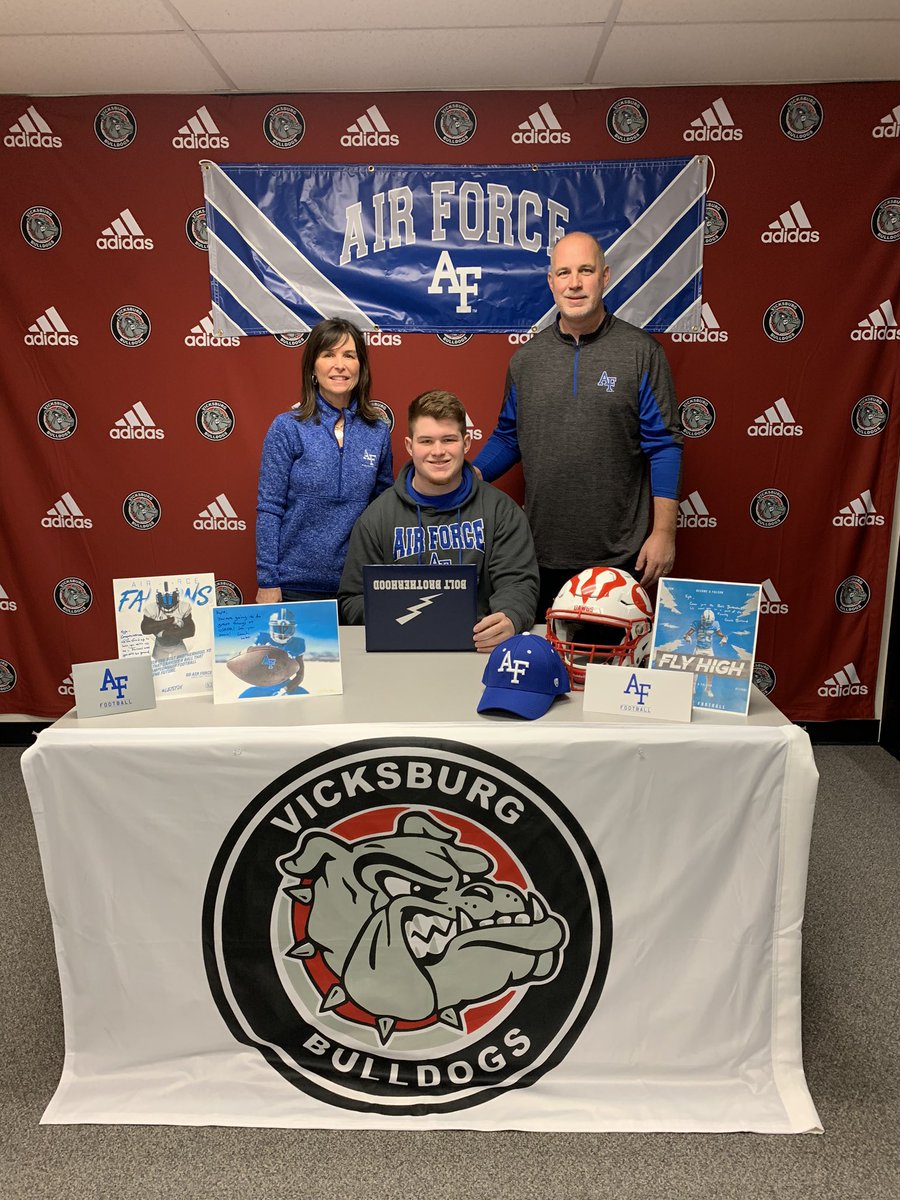 VHSDawgs's tweet photo. Kyle Rose @kal_4153 signs his LOI to play football @AF_Football  Thank you for your leadership here at VHS.  #GoDawgs #LetsFly https://t.co/qXGcBNDhRt