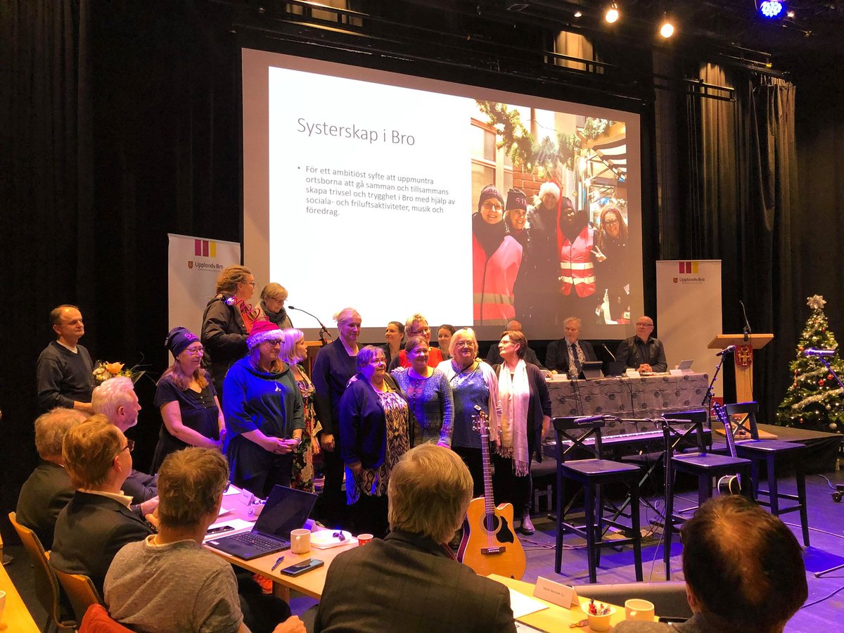 BroCentern's tweet photo. På årets sista Kommunfullmäktige i Upplands-Bro delade kommunen ikväll ut ett Stipendium till föreningen Systerskap i Bro

Här kan du läsa mer om föreningen Systerskap i Bro
https://t.co/Cq7ibLmE15

#systerskap #upplandsbro #gemenskap #föreningsliv #trygghetsarbete https://t.co/VemlcIjVwW