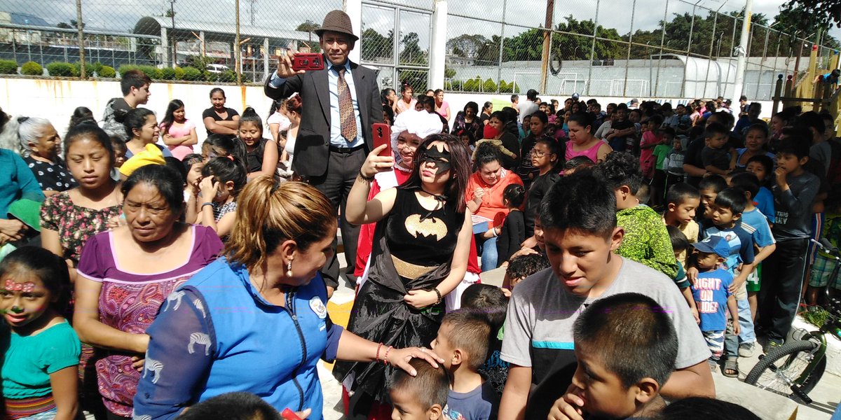 MuniVillaNueva's tweet photo. El alcalde @EdwinEscobarGT entrega juguetes a los niños de escasos recursos en el parque de Alioto en #VillaNueva deseándoles una feliz Navidad. #VN100X100 https://t.co/T2CMXR16Go
