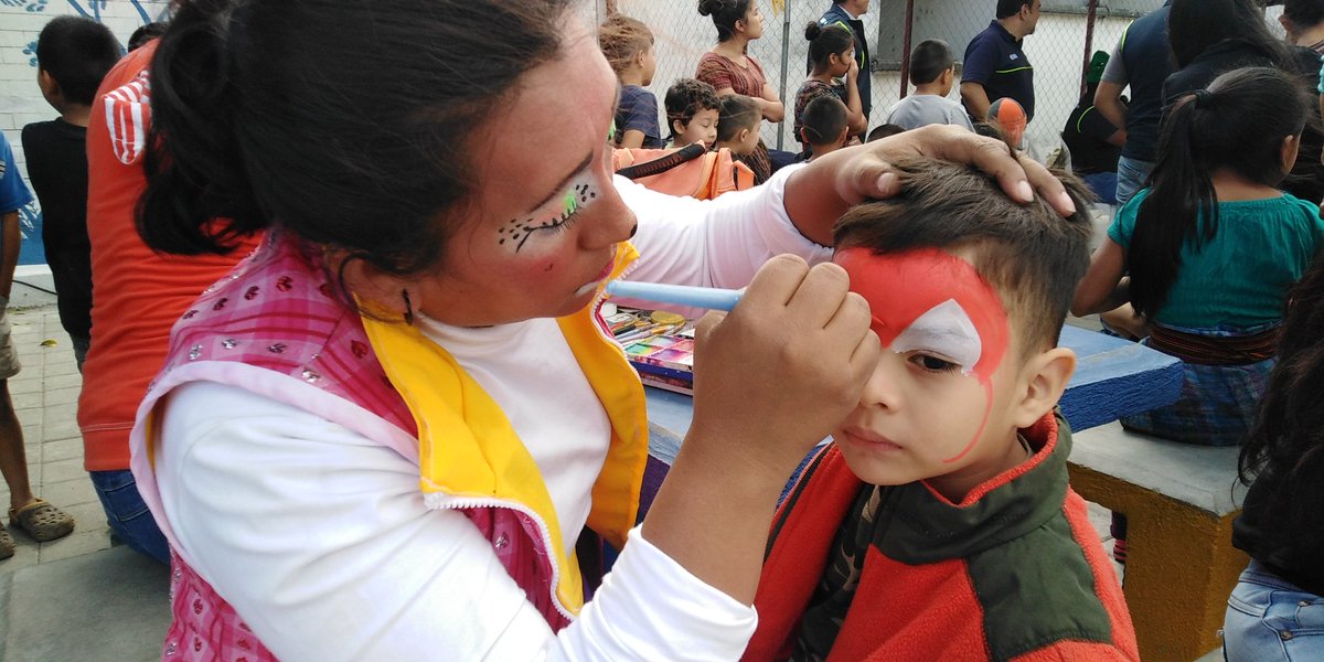 MuniVillaNueva's tweet photo. El alcalde @EdwinEscobarGT entrega juguetes a los niños de escasos recursos en el parque de Alioto en #VillaNueva deseándoles una feliz Navidad. #VN100X100 https://t.co/T2CMXR16Go