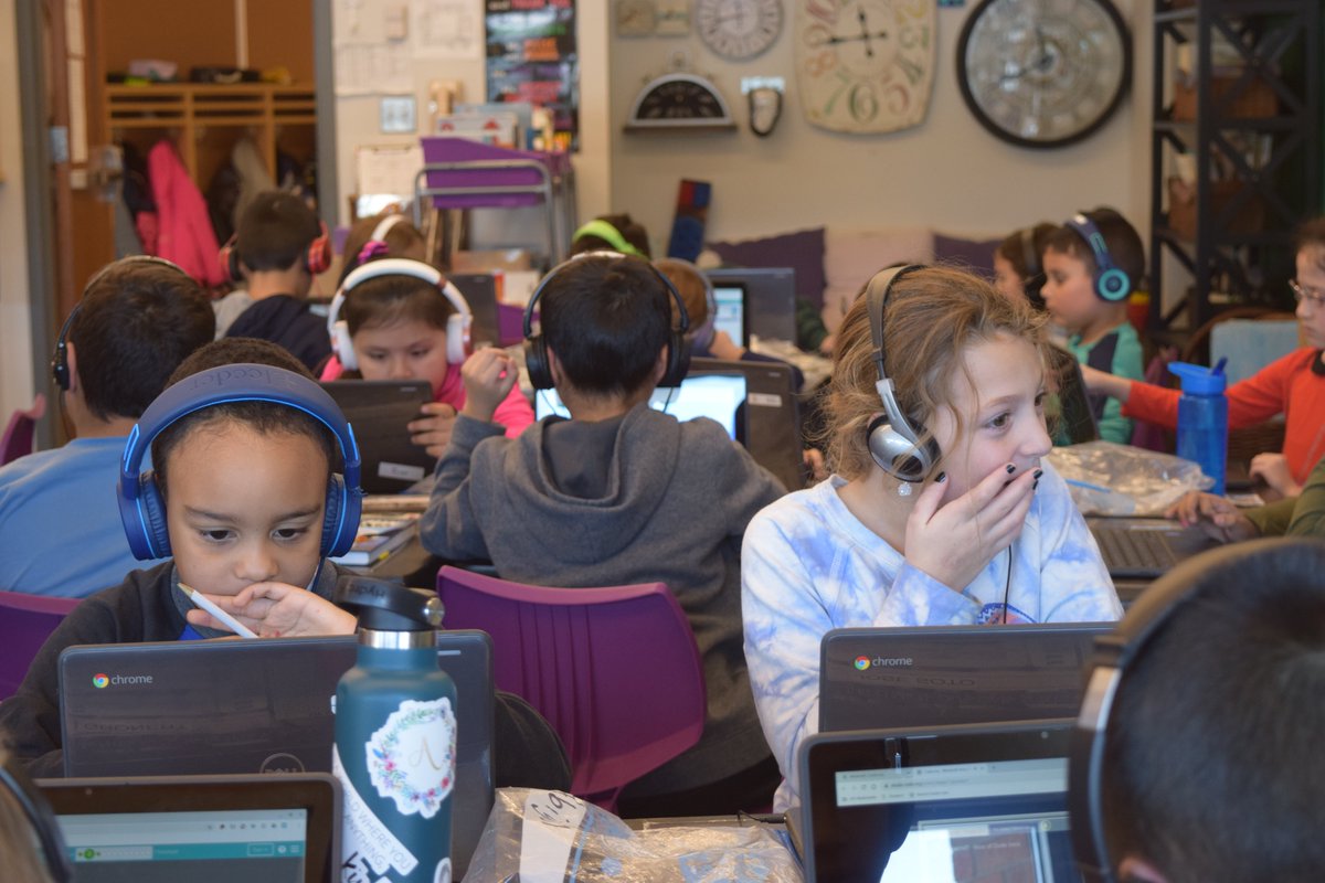 brewsterschools's tweet image. Last week students at JFK took part in the #HourofCode2019 with its annual schoolwide Code-A-Thon.
JFK gives the event its own special spin, setting a goal to have the building coding all day — that means tat least one class in the school was coding at any point in the day. 🐻💚