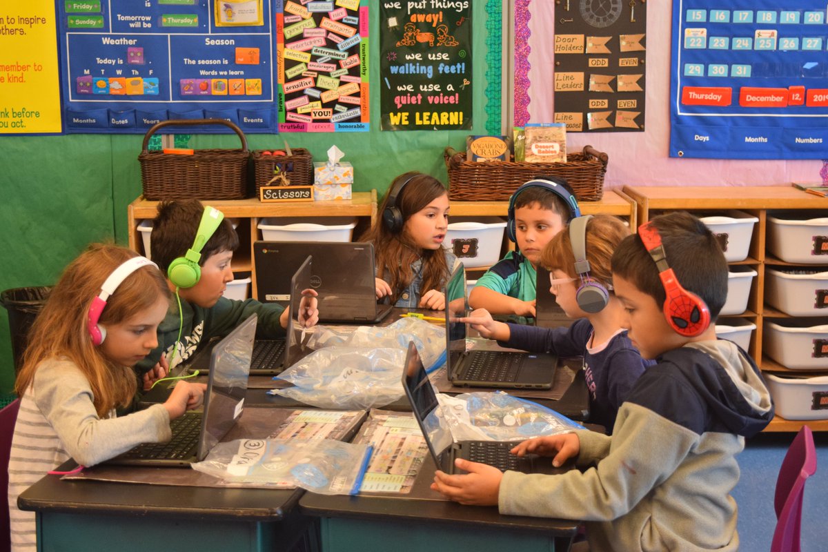 brewsterschools's tweet image. Last week students at JFK took part in the #HourofCode2019 with its annual schoolwide Code-A-Thon.
JFK gives the event its own special spin, setting a goal to have the building coding all day — that means tat least one class in the school was coding at any point in the day. 🐻💚