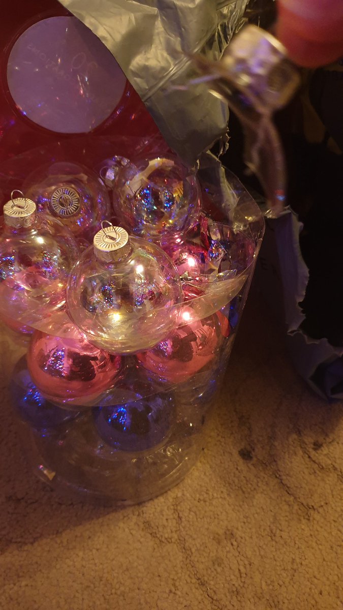 Dene_Uns's tweet photo. @jlandpartners @jlandpartners received my order of 20 glass assorted baubles today with many of them broken! I don't blame the courier but the person who thinks it is wise to send a pack of glass baubles packaged in a thin plastic post bag! https://t.co/yJoyzYAbNu