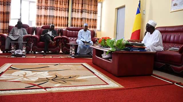 infoParsat235's tweet photo. Rencontre le 11 novembre, de l'équipe du Programme de Coopération Tchad-FIDA avec le Gouverneur de la Province du Batha. Le Coordonnateur du Programme, Abdoulaye Mahamout Labit, à la tête de la délégation, a situé au Gouverneur l'objet de la présence de l'equipe dans sa zone. https://t.co/Cw7eSSUmL8