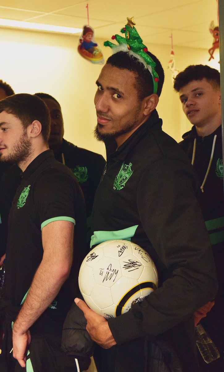 whitehillpete's tweet photo. Just been editing my pics from @OfficialPVFC visit to UHNM and what is @Tom_Pope9 pointing at @CallumEvans44 ?!! Premature male baldness is not a laughing matter 😂😂Ask @LukeJoycey4 @jamesgibbons_2 #Skinsin 👨🏼🦲 https://t.co/Qwlft8fNyj
