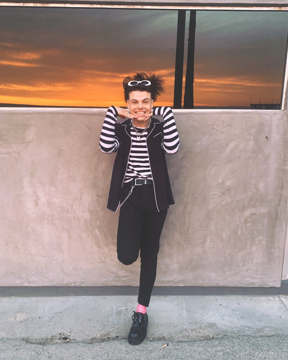 yungblud's tweet photo. bury me wiv my fookin stripes on ... 🖤 https://t.co/0cDHrexkFr