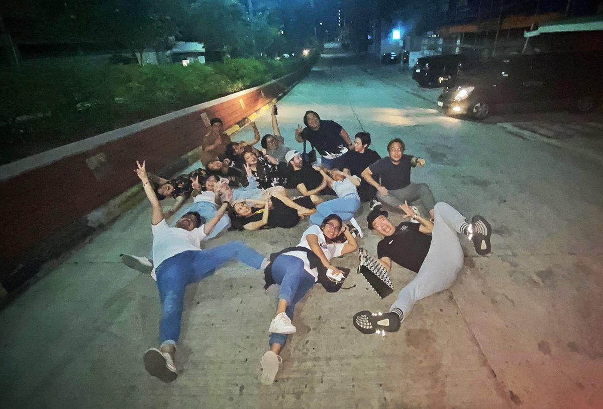 akosijefftam's tweet photo. ANG MGA TUNAY NA MAGKAKAIBIGAN AY HUMIHIGA SA DAAN. SALAMAT SA MUNTING REUNION @aldenrichards02 @bernardokath @kakaibautista @lovelyabella_ @maymayentrata07 at joross gamboa.  MAHAL KO KAYO! WALANG IWANAN TO!! https://t.co/Fqv9Dmi0xF
