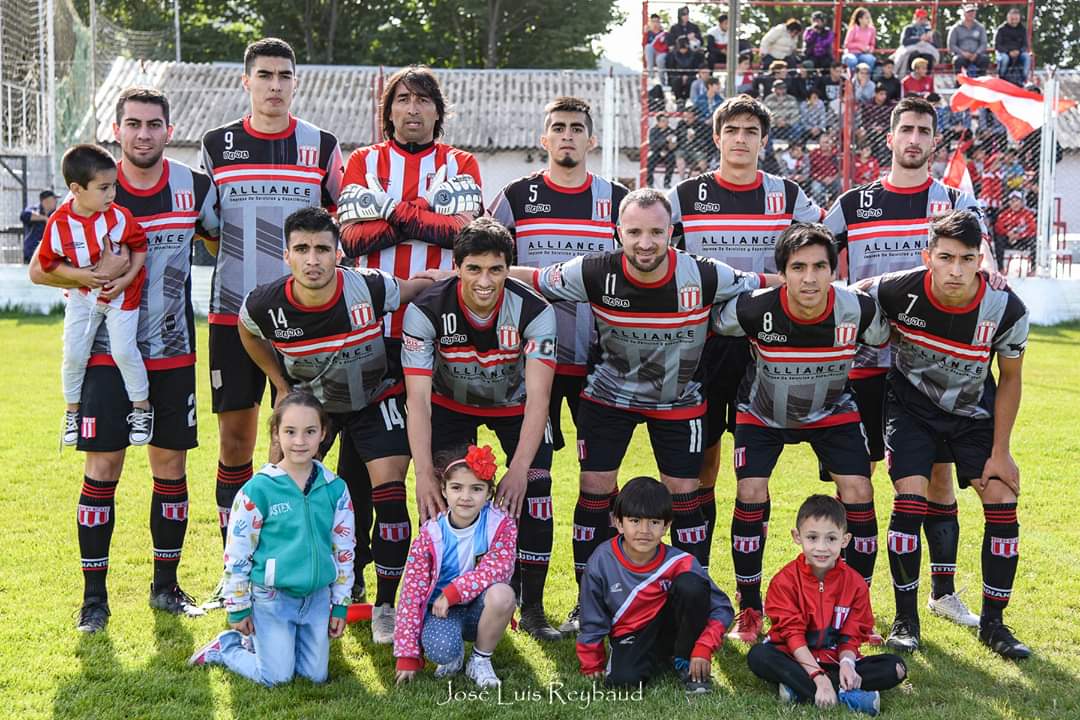 Estudiantes_BRC's tweet photo. Hoy Pincha!!!! Vamos más que nunca!!! Perdimos un partido y no la esperanza!!!!! Vamooo pincha!!!! 18 horas Estadio Municipal frente a Cruz del Sur. !!!!!! https://t.co/XPgu0CiLEj