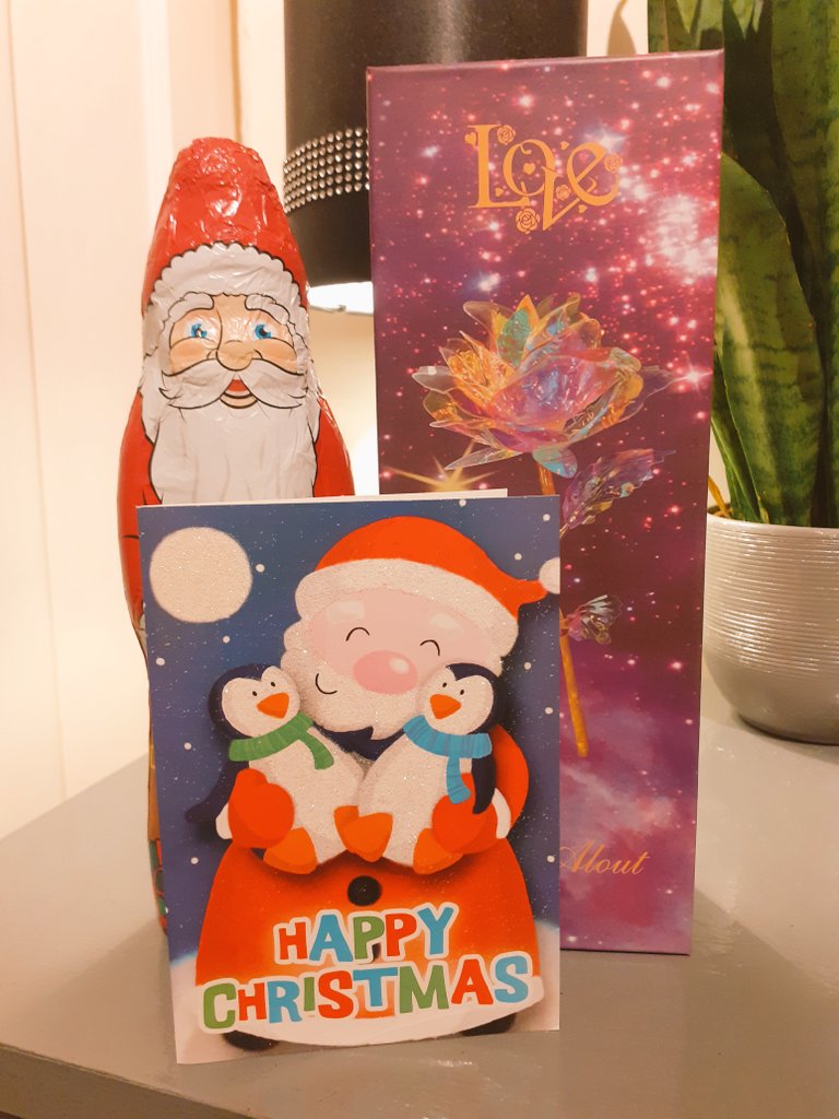 DRNewton_Sec's tweet photo. Almost 2 months in and I must be doing somthing right, Getting gifts from my officers and lovely messages in the cards! Leading a great team of exceptionals! #mitie @Mitie_TSM @mitie #teamNW #exceptionals https://t.co/M6Z4pka7LG