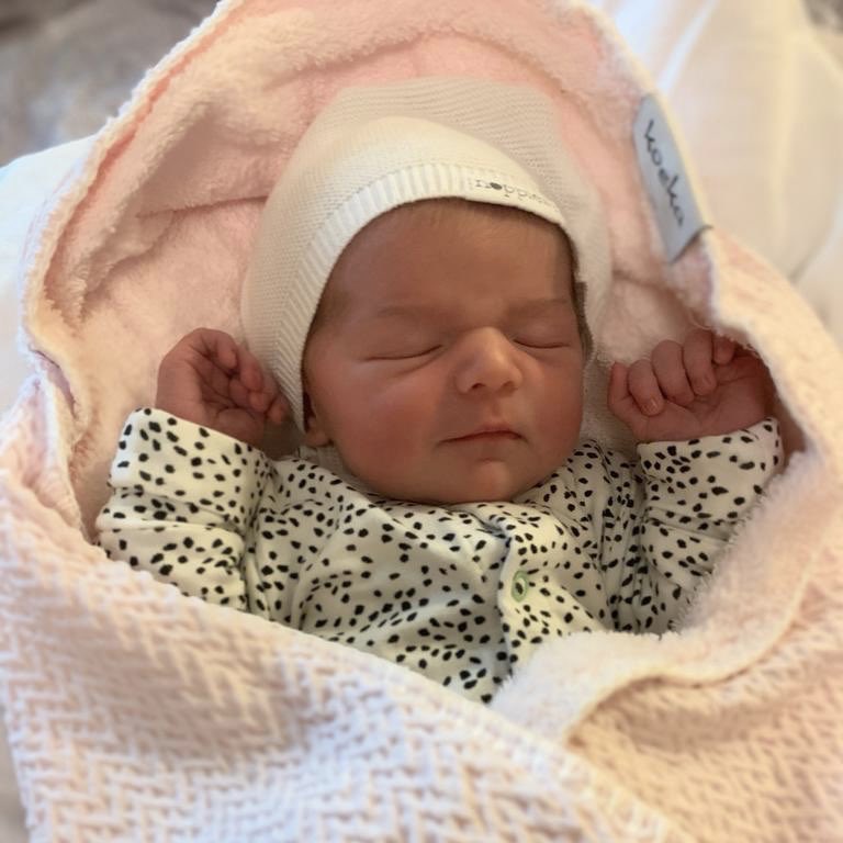 AjaxVrouwen's tweet photo. Een echte #Ajax-baby! 👶

Coach @dannyschenkel en onze voormalig captain Loïs Schenkel zijn op 15 december trotse ouders geworden van een dochtertje! 💓 

Wij wensen Danny en Loïs heel veel geluk met Gigi Julia! 😘 https://t.co/Z3XPViG86s