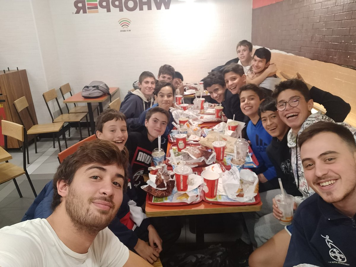 CVABaloncesto's tweet photo. El #InfantilAMasc celebrando el cierre de la primera fase y su  PRIMER PUESTO en Especial Bronce, la siguiente fase a luchar en Plata 💪🏼 Más que preparados!!! 😉🙌🏼🏀 https://t.co/JvgoCw03Dr