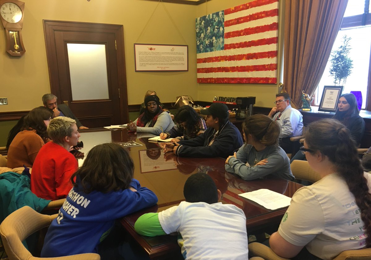 In Harrisburg to demand legislative action on #toxicschools, students from Science Leadership Academy along with #PHLed advocates & activists met with @SenatorBrowne, explaining what it's like to attend school in sick buildings. 

@slanews #fundourfacilities