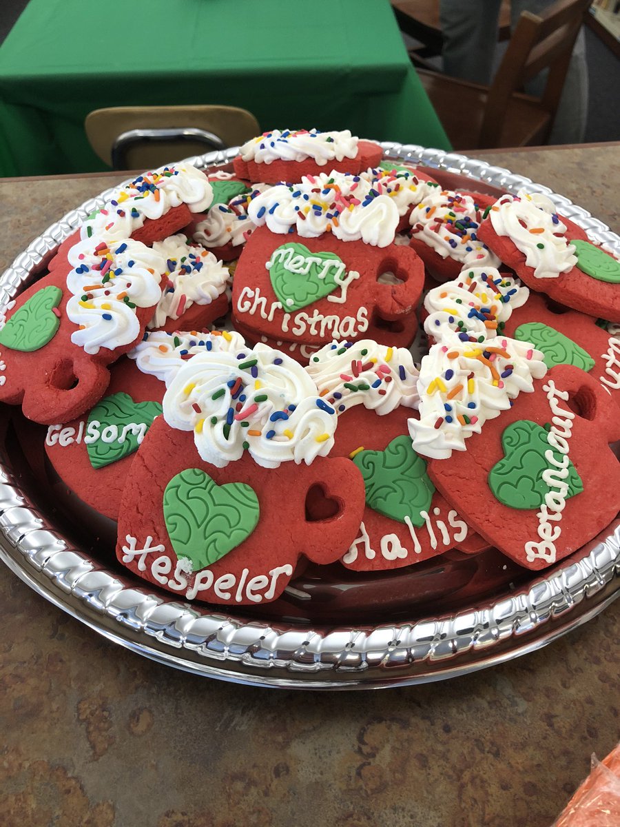 libraryatcenter's tweet photo. Amazing desserts to wrap up our Graze Day!  Thank you to everyone who provided these delectable treats!  And a huge thanks to @PTOCenter and @MikeVerderame for a wonderful day of feasting!  #leftoverstomorrow #ellingcen https://t.co/T1yrwWRP2K