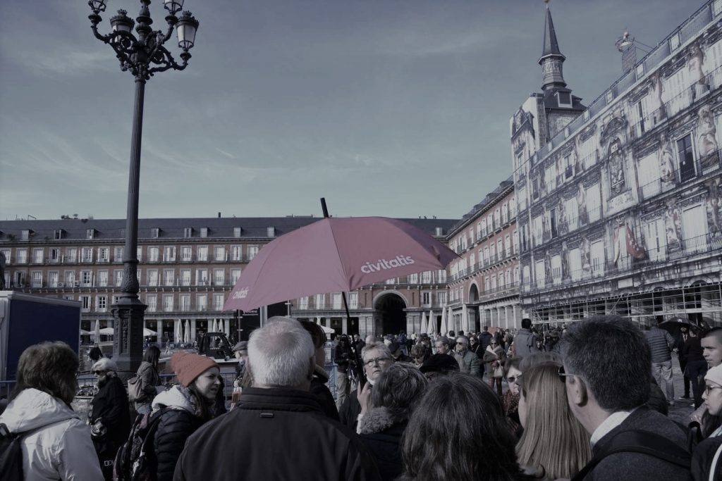 lostinmadrid1's tweet photo. 🙋‍♂ ¿Recién llegado a Madrid y perdido como nunca? ¡Nuestros amigos de @civitatis tienen la solución! 💝

Disfruta de su #FreeTour por la capital y no te pierdas ningún monumento, ¡aunque con todos los que tenemos será difícil! 😜https://t.co/zl7ozOCOwA https://t.co/lAZ6NzAFH4