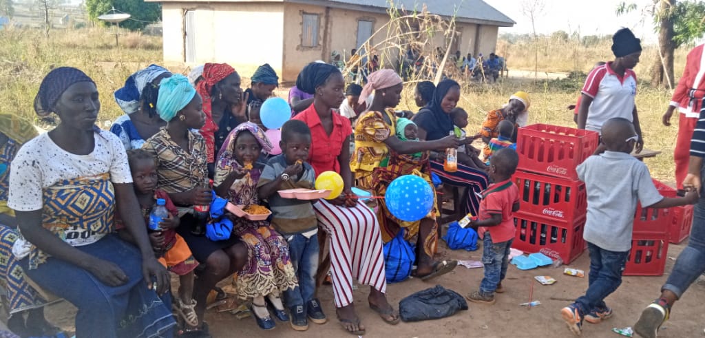 MM_Foundation18's tweet photo. #LoveStory MMF IDPS Funfair 2019
@Adon-Kasa,Karu LGA Nasarawa State.
Glucose check>
Malaria test and treatment>
Drugs dispensing>
#Mercymichaelfoundation #COZA https://t.co/A3RQWZ47mf