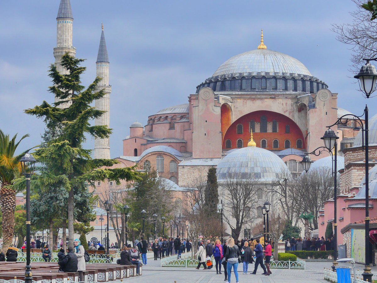 tanz1na's tweet photo. Alhamdulillah 2019 was all about travelling 🇲🇹 🇹🇷 🇭🇺 🇦🇪 https://t.co/C3dD8Yc9qH