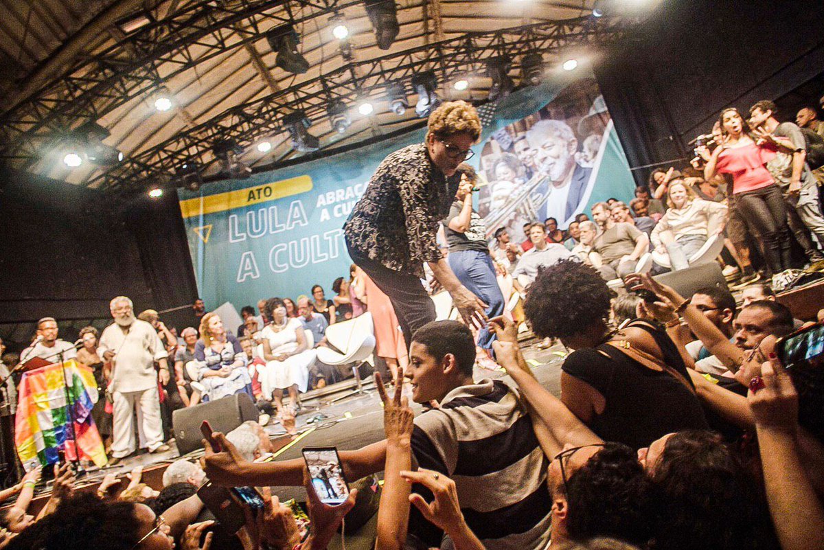 MidiaNINJA's tweet photo. Hoje, para celebrar a liberdade e nos fortalecer para a luta que continua, o ex-presidente participou do ato 'Lula abraça a cultura' no Circo Voador, Rio de Janeiro, contra os ataques, falta de investimento e a tentativa de censura que a classe artística vem sofrendo.

📸 NINJA https://t.co/5tGJhUUXCM