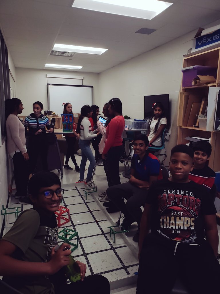 MrsKim_SirSam's tweet photo. Students are testing their codes for the Vex robotic. #Robotics #DDSBEngagement #DDSBSuccess #innovation #VexRobotic @MrsJWalton @violadesmondps https://t.co/UTEK7XPifJ