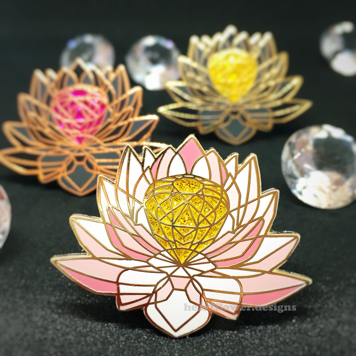 heartflowerAU's tweet image. ⭐ SALE ENDING SOON! ⭐ Last chance 👉 30% OFF ends MONDAY MIDNIGHT AEST {9am Thursday EST} ❗ Swipe and end this year with a fantastic discount on all our items, hit the link in bio now! 🤗🤶 #pinsale #enamelpins