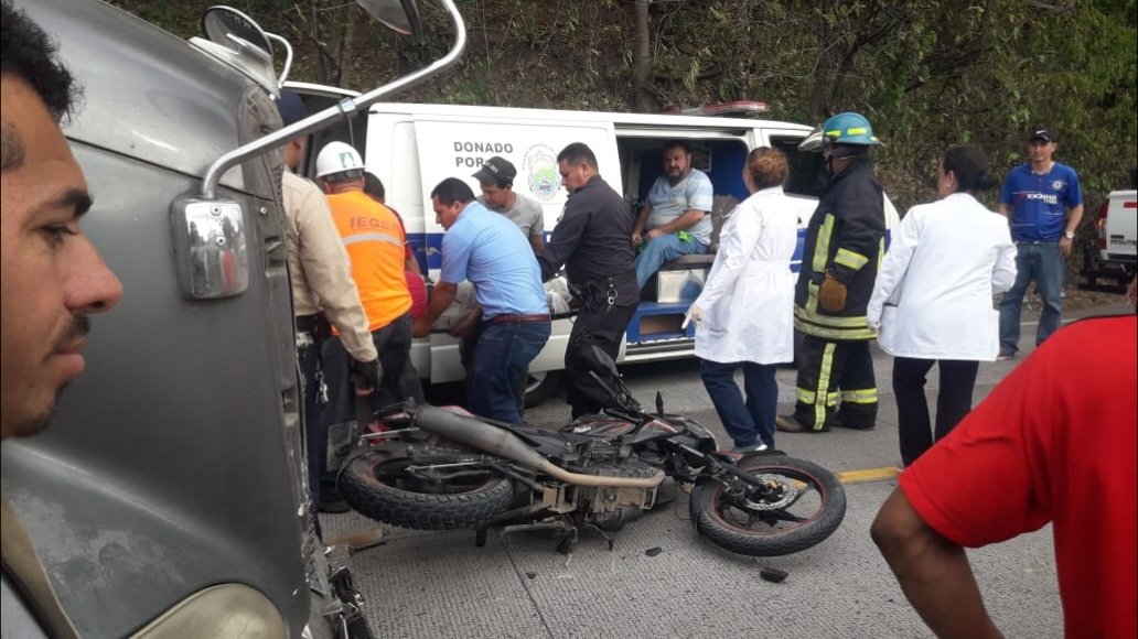 CesarSanabriaAl's tweet photo. @nayibbukele @VMTElSalvador @eltraficosv_com @FOVIALITO @RomeoHerrera1 Es indispensable reparar por completo la Carretera de Metapán a Santa Ana por evitar baches ocurren estos accidentes de tránsito. Favor tomar nota la carretera "No sirbe!!" https://t.co/HQvqlAyuWm