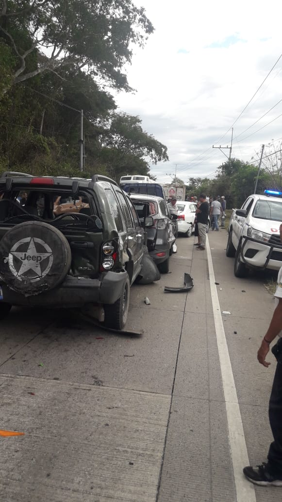 CesarSanabriaAl's tweet photo. @nayibbukele @VMTElSalvador @eltraficosv_com @FOVIALITO @RomeoHerrera1 Es indispensable reparar por completo la Carretera de Metapán a Santa Ana por evitar baches ocurren estos accidentes de tránsito. Favor tomar nota la carretera "No sirbe!!" https://t.co/HQvqlAyuWm