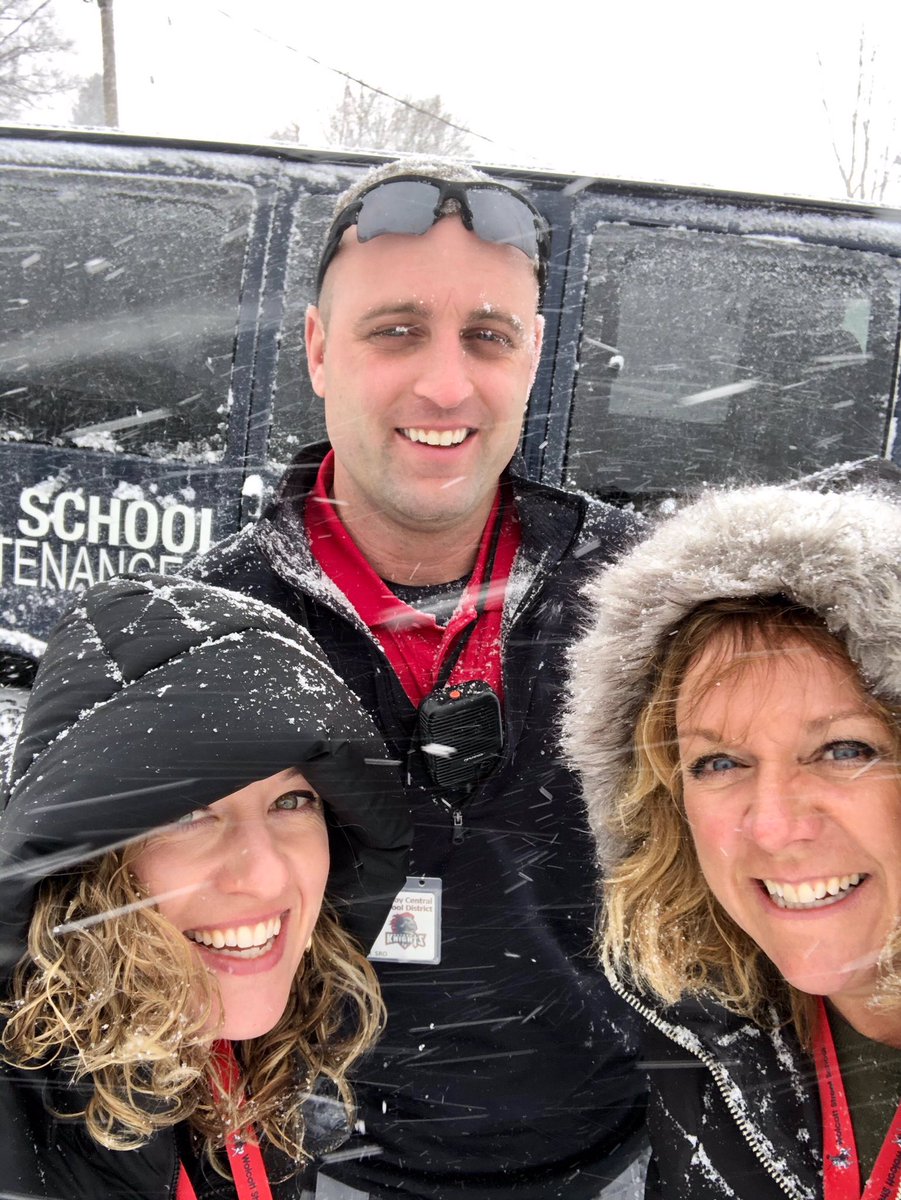 LeRoyWSS's tweet image. 🎅🏻Santa’s helpers were braving the ❄️SNOW❄️ today to make special deliveries! Thankful for all they do! #itsalmostchristmas