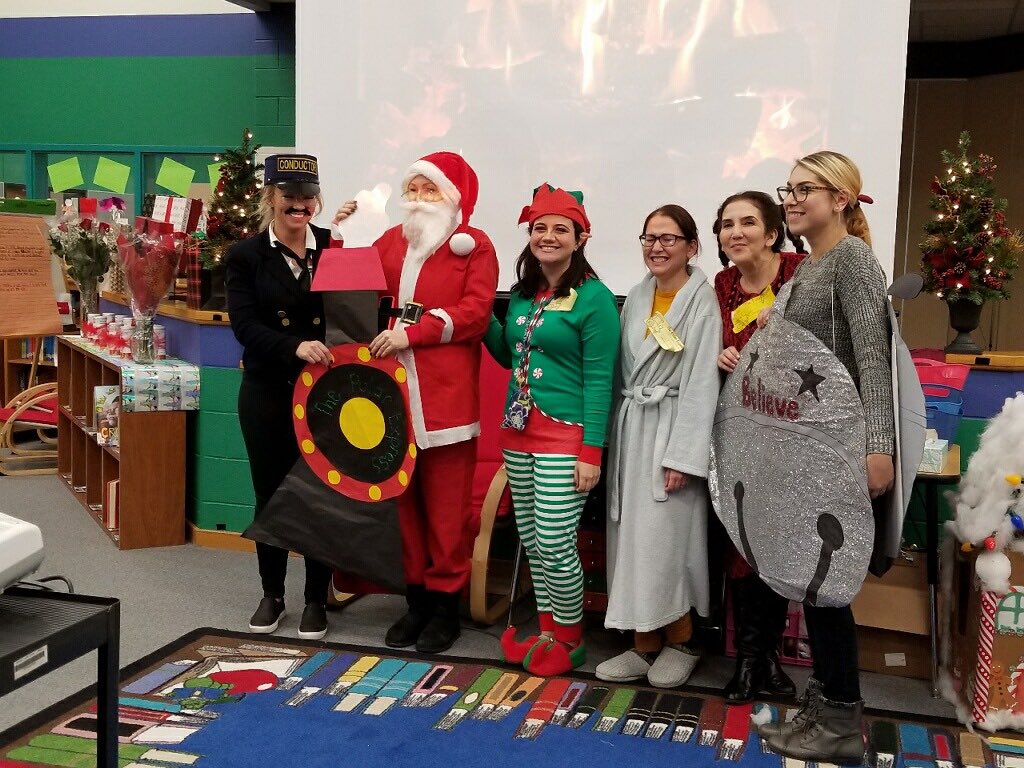 LandronMs's tweet photo. Team Costume winners! #ParkwayPride @ParkwayES https://t.co/22ZV2OBFv3