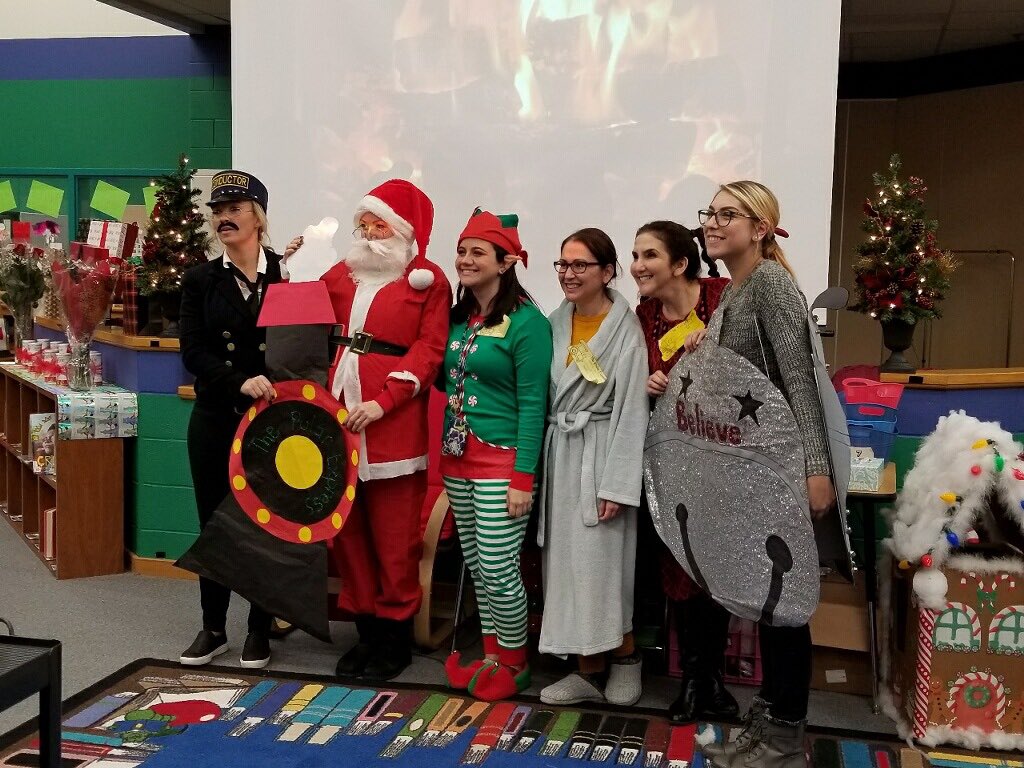LandronMs's tweet photo. Team Costume winners! #ParkwayPride @ParkwayES https://t.co/22ZV2OBFv3