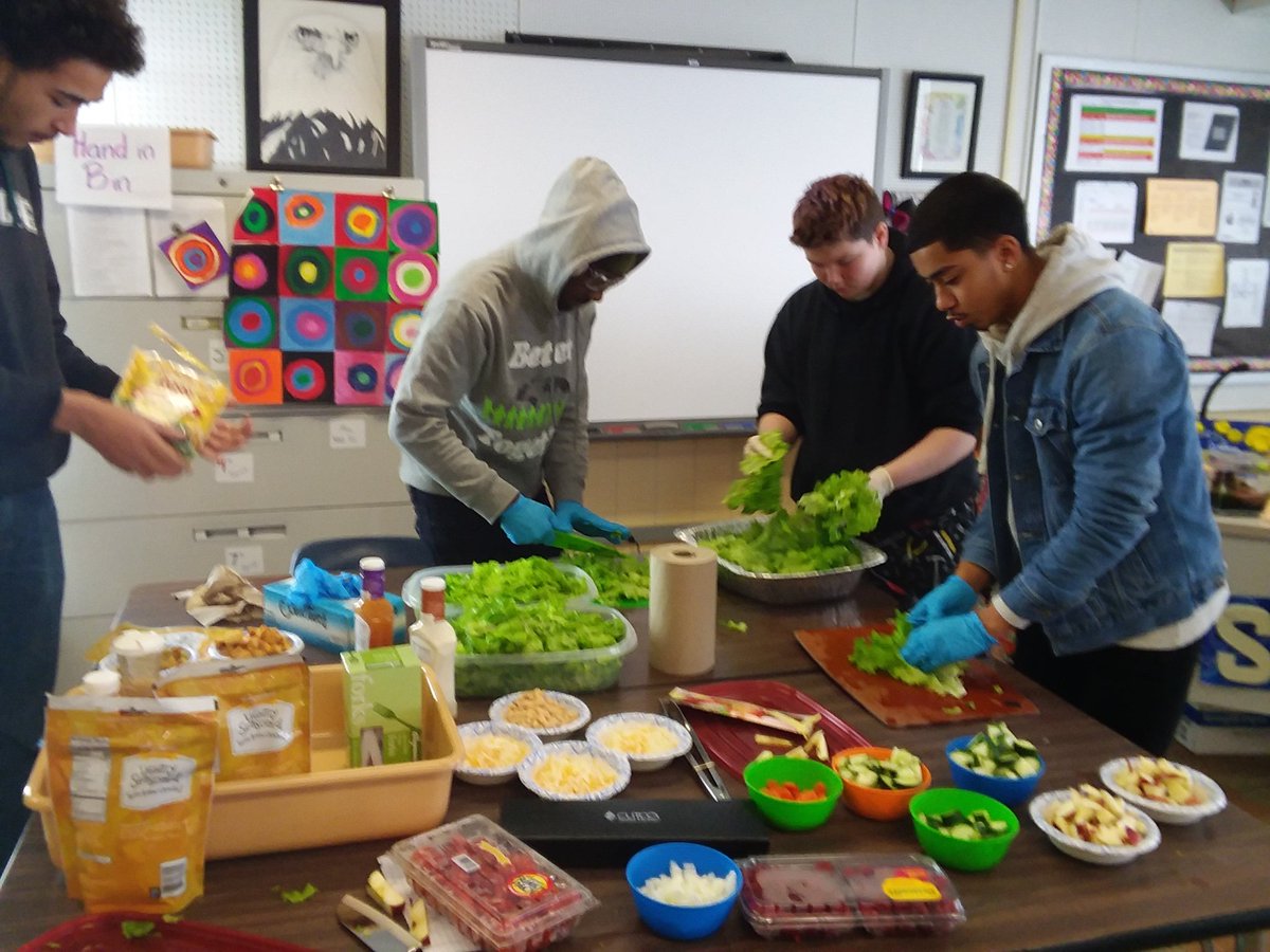 MrsGatesScience's tweet image. Great team effort preparing our #phoenixgrown salad bar today! @GreecePhoenix @GreeceCentral