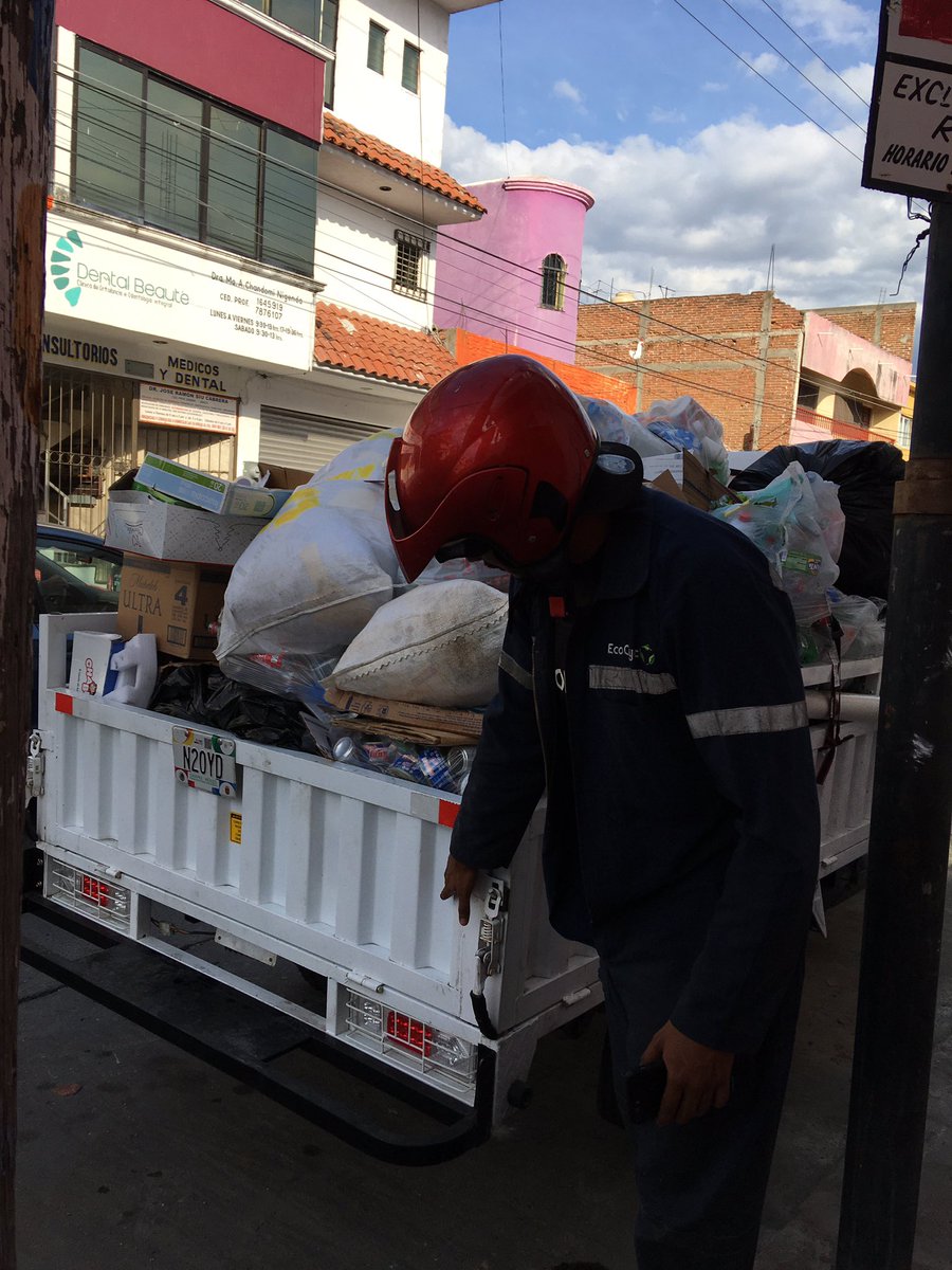 EcocycR's tweet image. #Ecocyc #FelizMiercoles @AlertaChiapas @CarlosMoralesV_ y así en recolecciones, a diario mejorando nuestro ambiente!