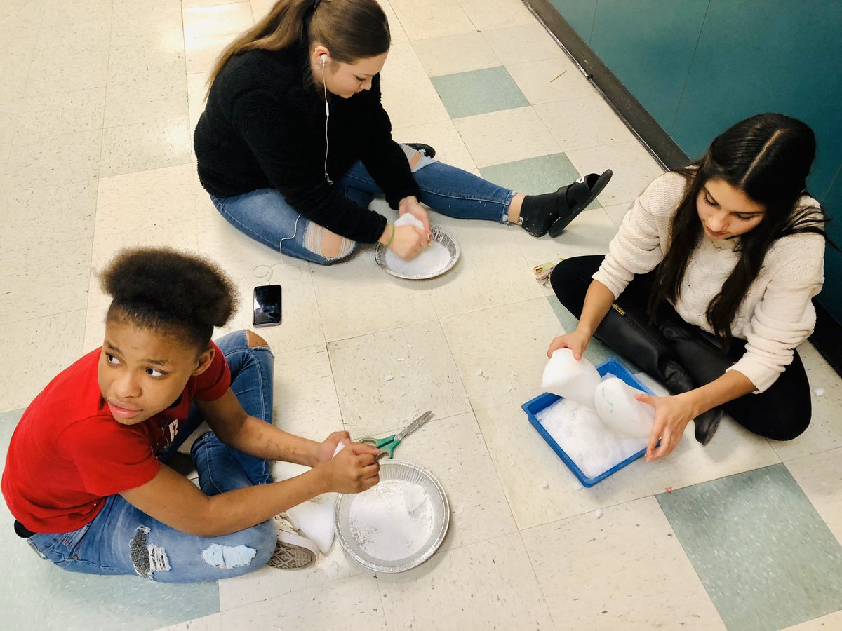 dialys_riley's tweet photo. Mance Park 8th grade students tackle their forecasting project with gusto!! Stay tuned for their awesome videos on weather! #rileynerds #mpmsscience #buildingchampions @M00R35C13NC3 @campbellcrew90 @dr_mina2 @m_lahey https://t.co/TjNp3xLsQ0