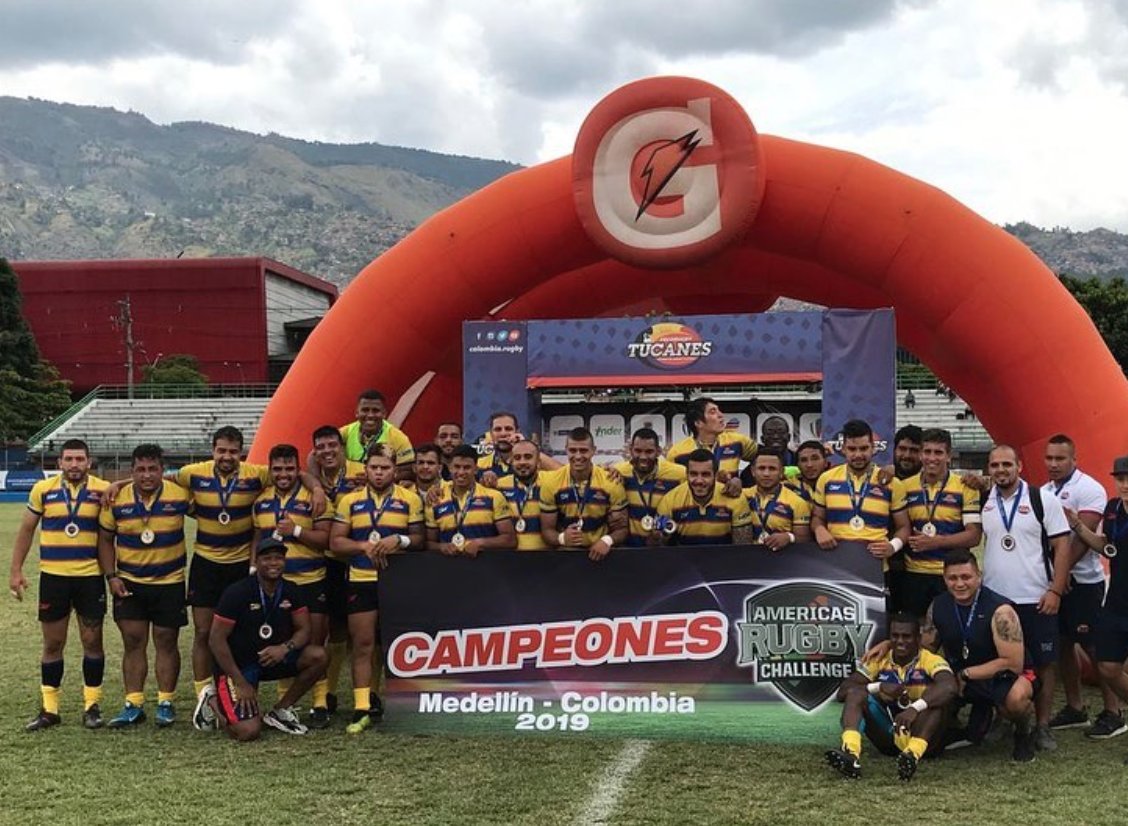 sudamericarugby's tweet photo. @chilerugby1 @rugbychile @unionargentina @argentina_xv @RugbyAmericasN @RugbyAmericasBK @lospumas7arg @odesurmedia @brasilrugby @BlogRugbyBrasil @virgiliofneto @WorldRugby_ES #Competencias2019 | Todos los #Campeones 🏆
#Colombia 🇨🇴 por segundo año consecutivo levanto la Copa. Los Tucanes festejaron en su casa la conquista del Americas Rugby Challenge -#ARCH2019-.
#AmericaCrece
#ElRugbyNosUne https://t.co/GpgrobtgYE