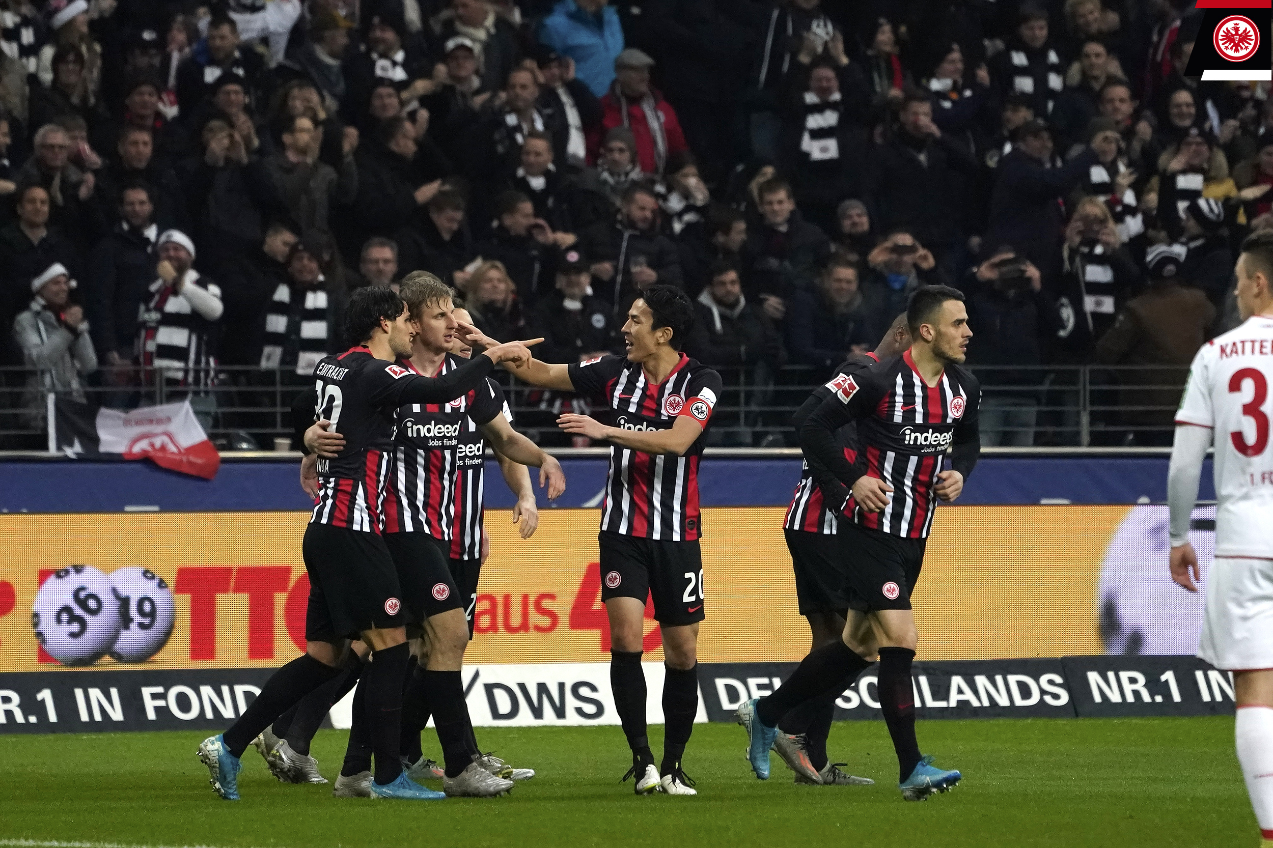 Eintracht Frankfurt ヒンターエッガー のゴールを喜ぶ選手達 もちろん 長谷部 選手 鎌田 選手の姿も Sge Sgekoe アイントラハト フランクフルト 1 0 T Co Qwtbnujubv Twitter