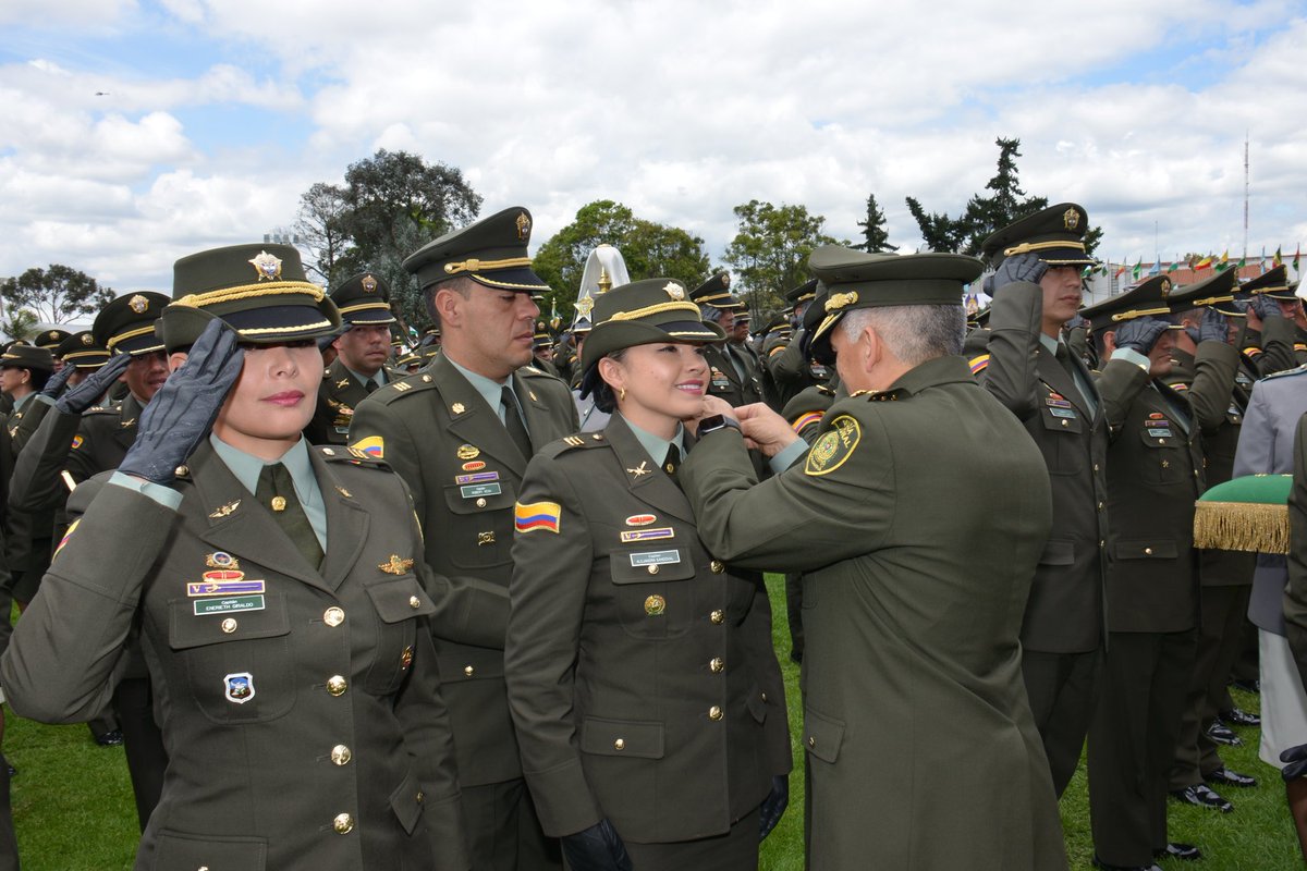 DirectorPolicia's tweet photo. Comparto la alegría de los oficiales subalternos que hoy lograron un nuevo ascenso en su carrera institucional. Es un motivo más para seguir trabajando por la seguridad y la convivencia. Felicitaciones a sus distinguidas familias. Somos una #PolicíaQuePiensaEnSusPolicías https://t.co/8IveXxsWeL