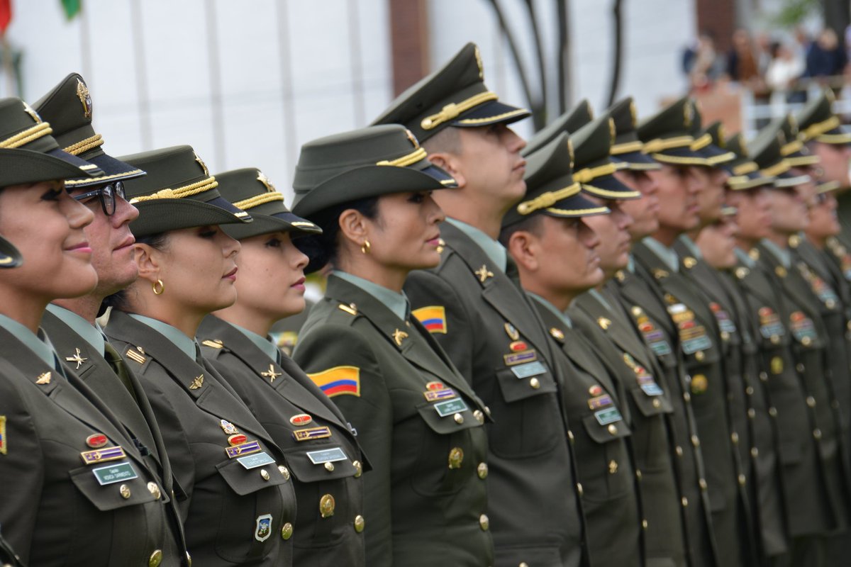 DirectorPolicia's tweet photo. Comparto la alegría de los oficiales subalternos que hoy lograron un nuevo ascenso en su carrera institucional. Es un motivo más para seguir trabajando por la seguridad y la convivencia. Felicitaciones a sus distinguidas familias. Somos una #PolicíaQuePiensaEnSusPolicías https://t.co/8IveXxsWeL