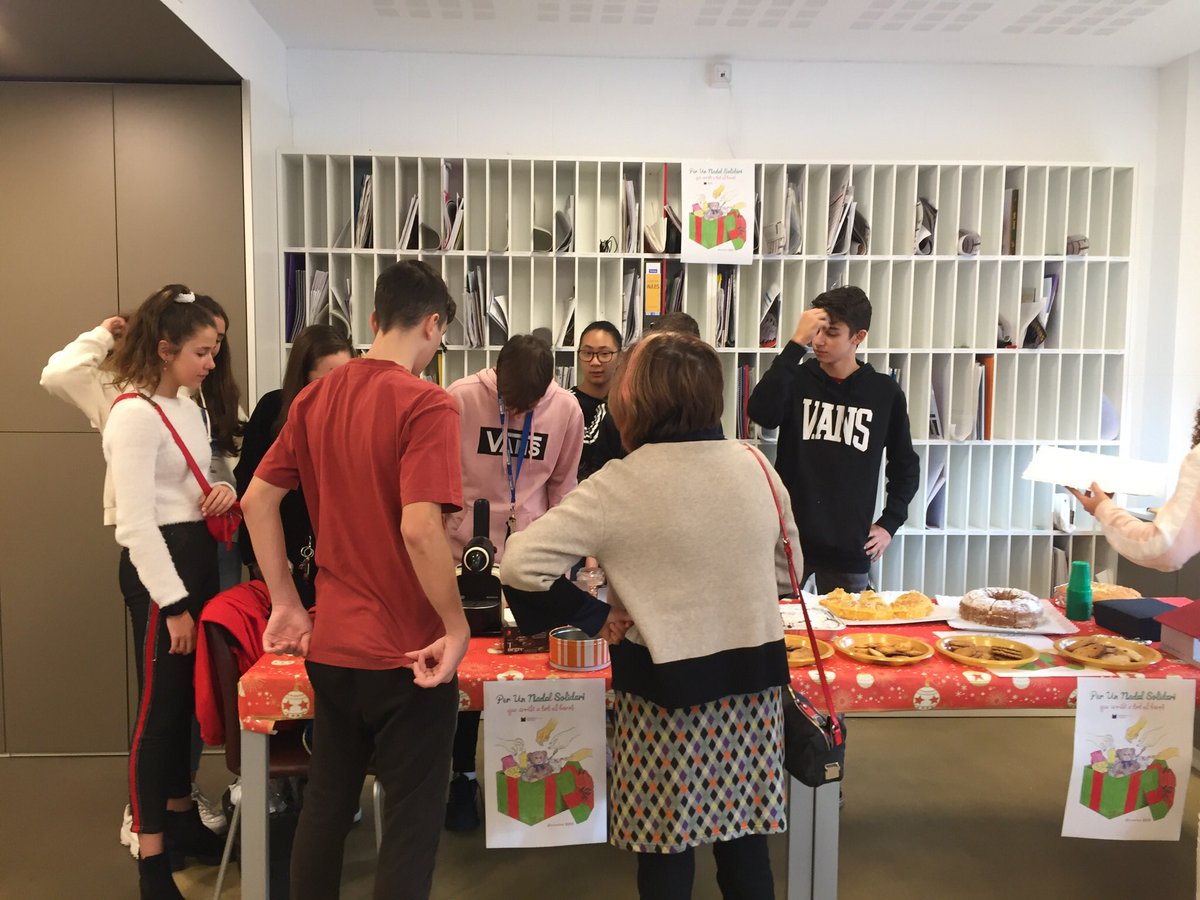 carmina_calvo's tweet photo. Compartint solidaritat alumnes i professors de #JEClot per “Un Nadal solidari que arribi a tot el barri” #gracies @JesuitesEdu @ComunitatClot @GrupdeProjeccio https://t.co/7QZvrTwhRb