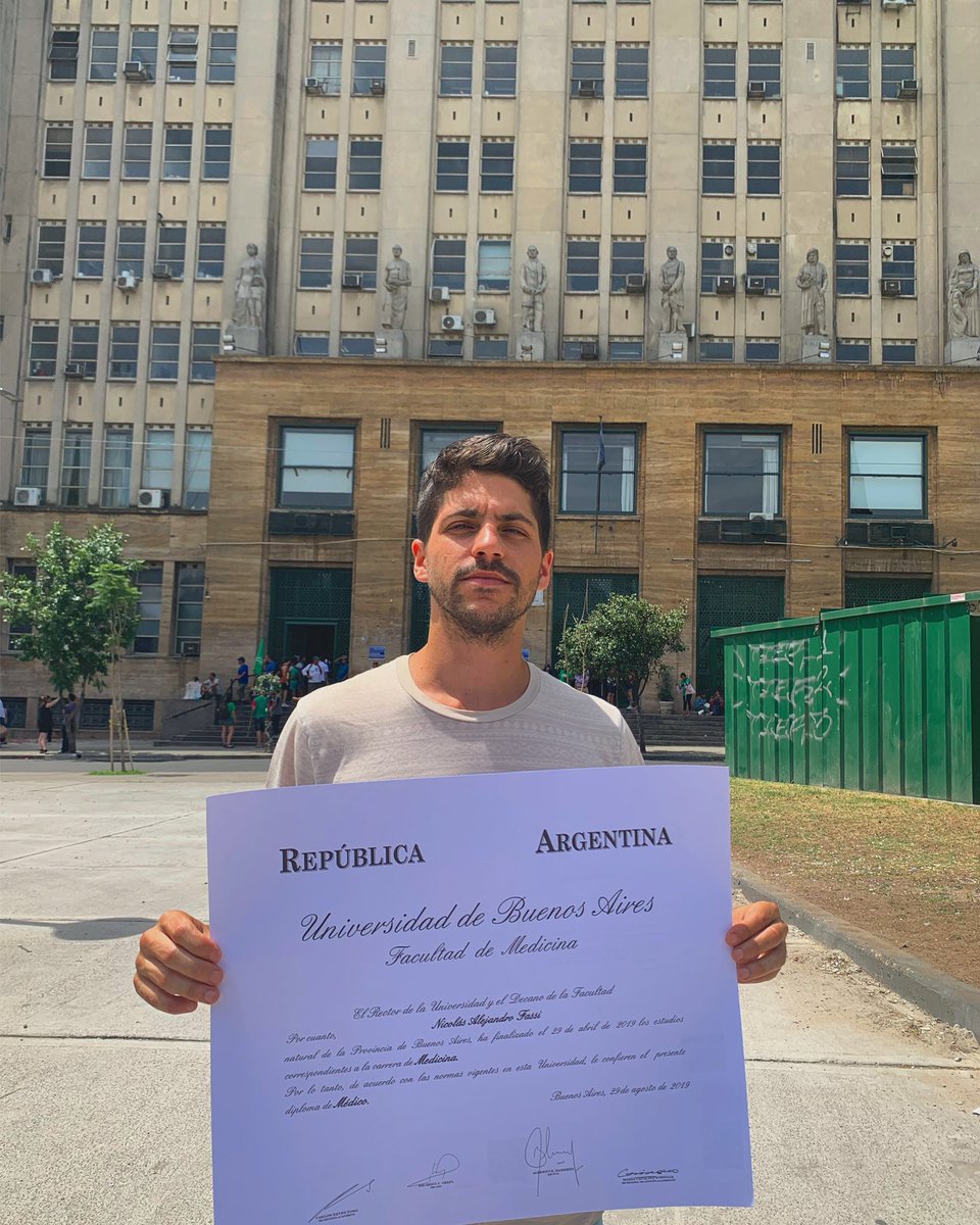 NicolasAFassi's tweet image. Me recibí de médico
- De qué especialidad?
Ninguna, simplemente médico
- Ah... médico clínico?
No, no... solo médico
- ... médico general?

Lym cuánto quieren que estudie?Médico. Fin. Sin ninguna palabra después. Felicítenme. Gracias.