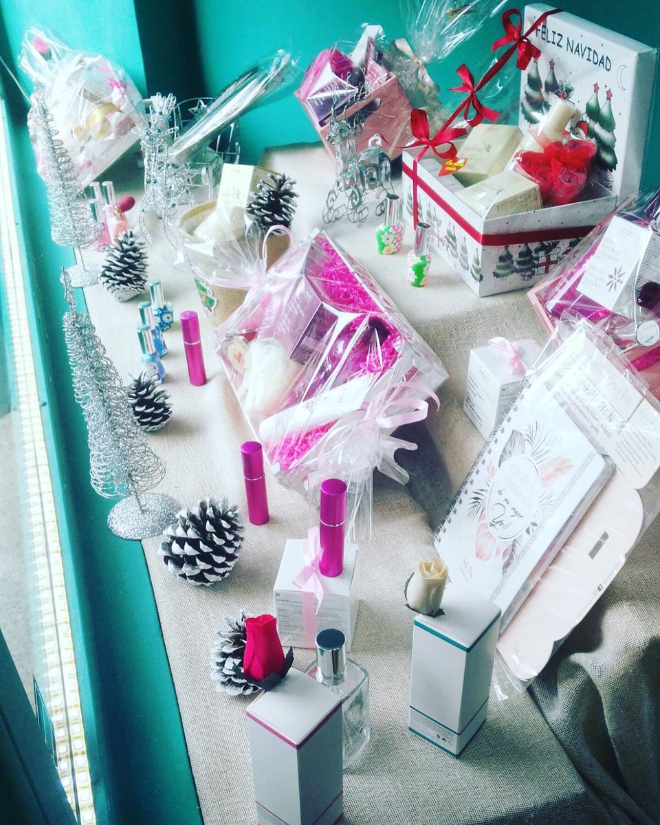 Aa_BdelPilar's tweet photo. Ya estamos preparados para que encontréis el REGALO perfecto para estas Navidades. 🛍🎁🌲
Tú eliges el precio y nosotros preparamos algo mágico para SORPRENDER.🙊👌🏾🥰
😁😁 Os esperamos 😁😁
#madrid #regalos #navidad #cestas #maquillaje #cosmetica #bell #ziaja #aromasartesanales https://t.co/TtwNxPeEVU