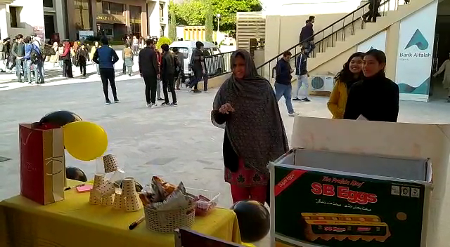 KKhilao's tweet photo. In our second day of campaign at Bahria University, the faculty and executives actively participated by donating food and showed their support for the cause.

Also join us on FB &amp; Insta @ kkhilao

#KhaoAurKhilao #foodwaste #sustainableliving #nowaste #futureoffood #pakistan https://t.co/h62KQGuUDv