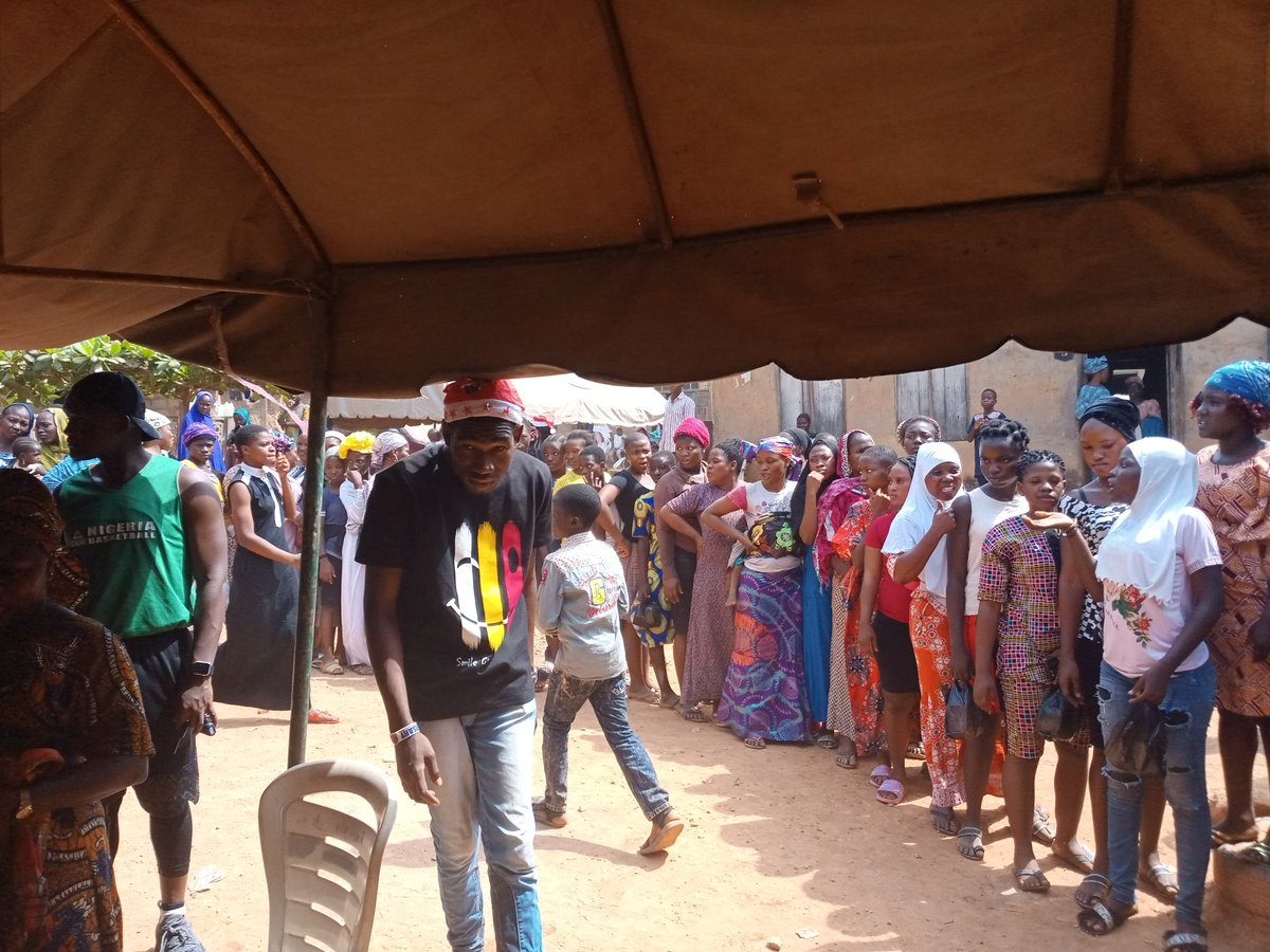 heywaiio's tweet photo. Humanity means alot anyone who doesn't feel an inch for the suffering of a fellow being is just been wicked let come together with @tgpfamily to put smiles on the face of people of baruwa #thegiveproject #volunteering #volunteer https://t.co/AKWcm8fbhQ