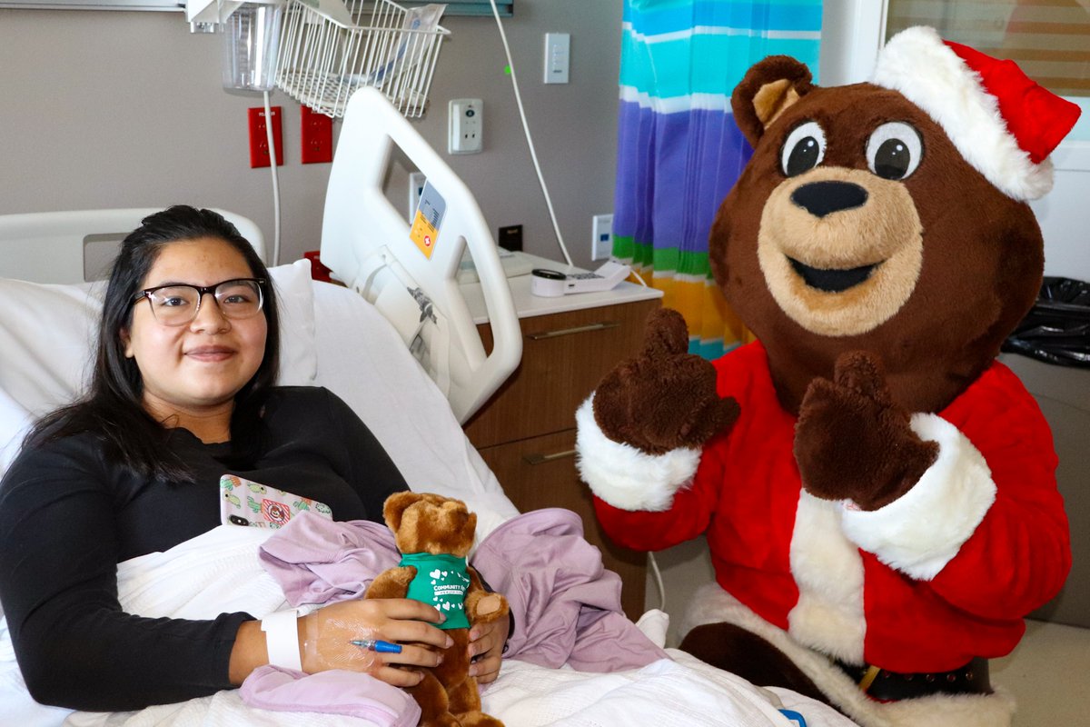 CFHealthPlans's tweet photo. It's the Season of Giving!
Santa Chip visited the pediatric patients of University Hospital to wish them all BEAR-y Happy Holidays!
Thank you to University Hospital for making this possible.
#cfhp #SeasonofGiving #HappyHolidays #communitypartner #SanAntonio https://t.co/qfza1GaKGe