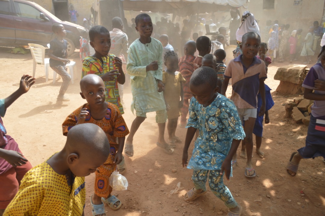 heywaiio's tweet photo. Humanity means alot anyone who doesn't feel an inch for the suffering of a fellow being is just been wicked let come together with @tgpfamily to put smiles on the face of people of baruwa #thegiveproject #volunteering #volunteer https://t.co/AKWcm8fbhQ