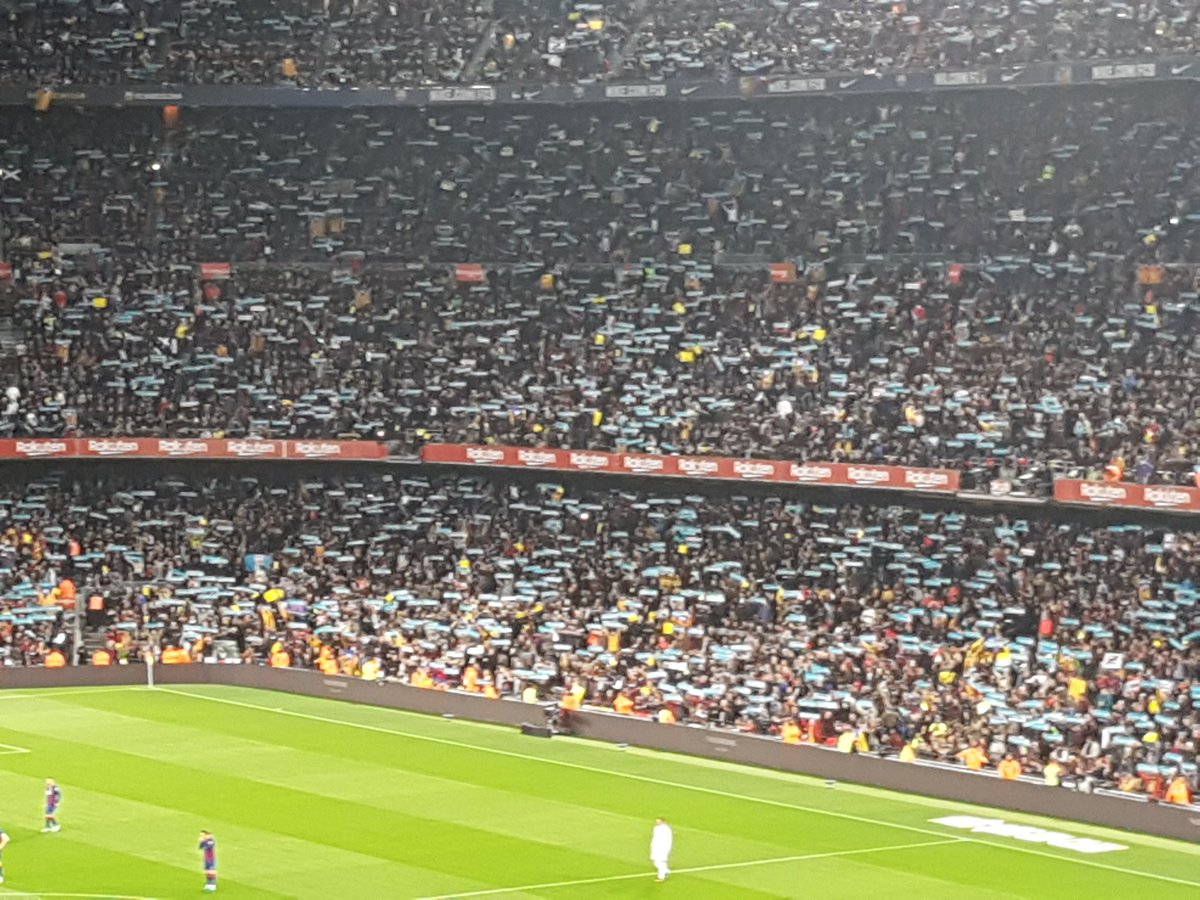 PereRF's tweet photo. Aquesta gent de #TsunamicDemocratic cada dia és superen, abans feien un concert, avui en mig de la concentració posar un partit de futbol, que serà lo pròxim ? 
#SpainSitAndTalk #ElClasico #ClassicRAC1 # https://t.co/0xwBwdKKem