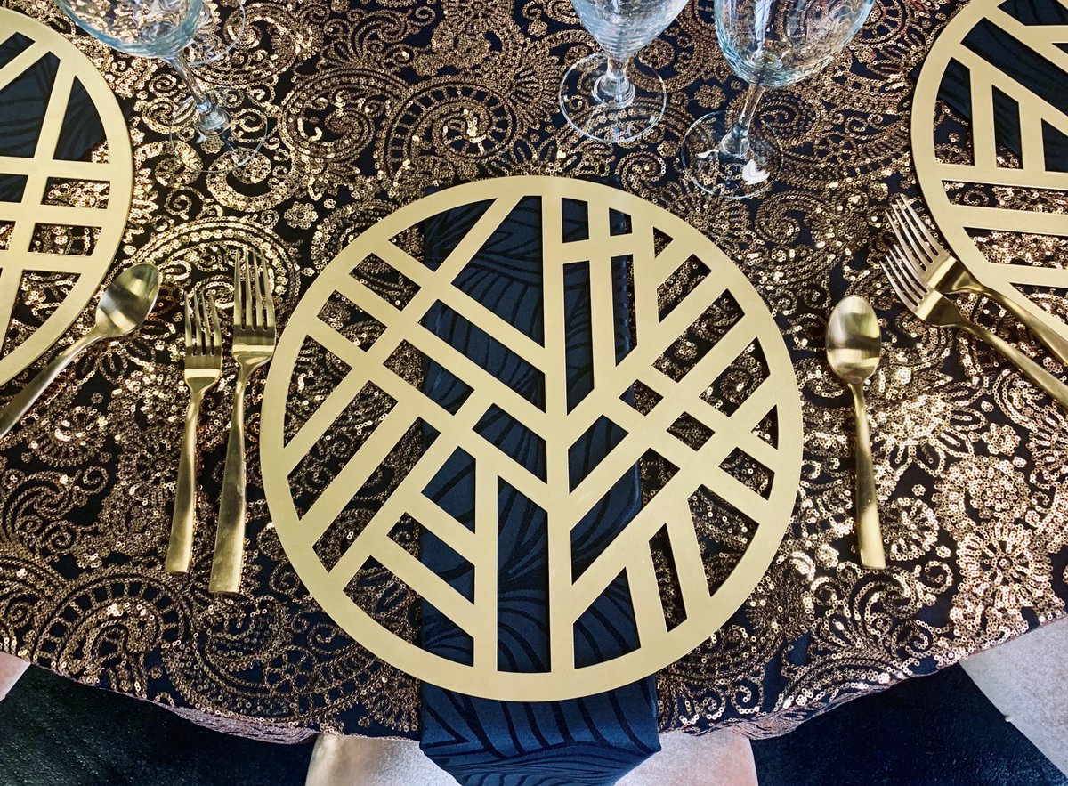 WeinhardtParty's tweet photo. Nothing screams NYE more than black & gold sparkle! 🎆 #weinhardt #partyrentals #eventrentals #eventdecor #nye #nyedecor #sparkle #partyprofessionals #stlrentalcompany #transformyourtable #tablescape #tabletop #geocharger #manhattanflatware #black&gold https://t.co/yewiPf41Av