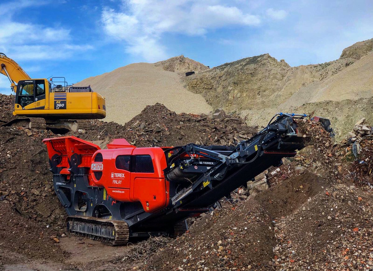 molsonfinlay's tweet photo. Crushing all the way to Christmas!

The @terex_finlay J-1170 is a compact and aggressive tracked primary jaw crusher. 

#terexfinlay #j1170 #jawcrusher #aggregate #molsonfinlay #molsongroup #construction #quarry #recycle #rubble #aggregates https://t.co/2rzG3yb3CN