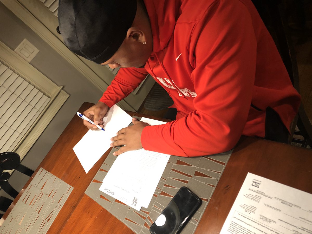 leakrobinson_'s tweet photo. Blessed and highly favored to get the opportunity to continue my football and academic career!! I Thank God daily for allowing me to be in this position🙏🏽! Lord knows what I’ve been through! Without him none of this would be possible! All glory goes to GOD!🙌🏽 #GoCoogs #H20 #31:6 https://t.co/qhMTkxNX9G