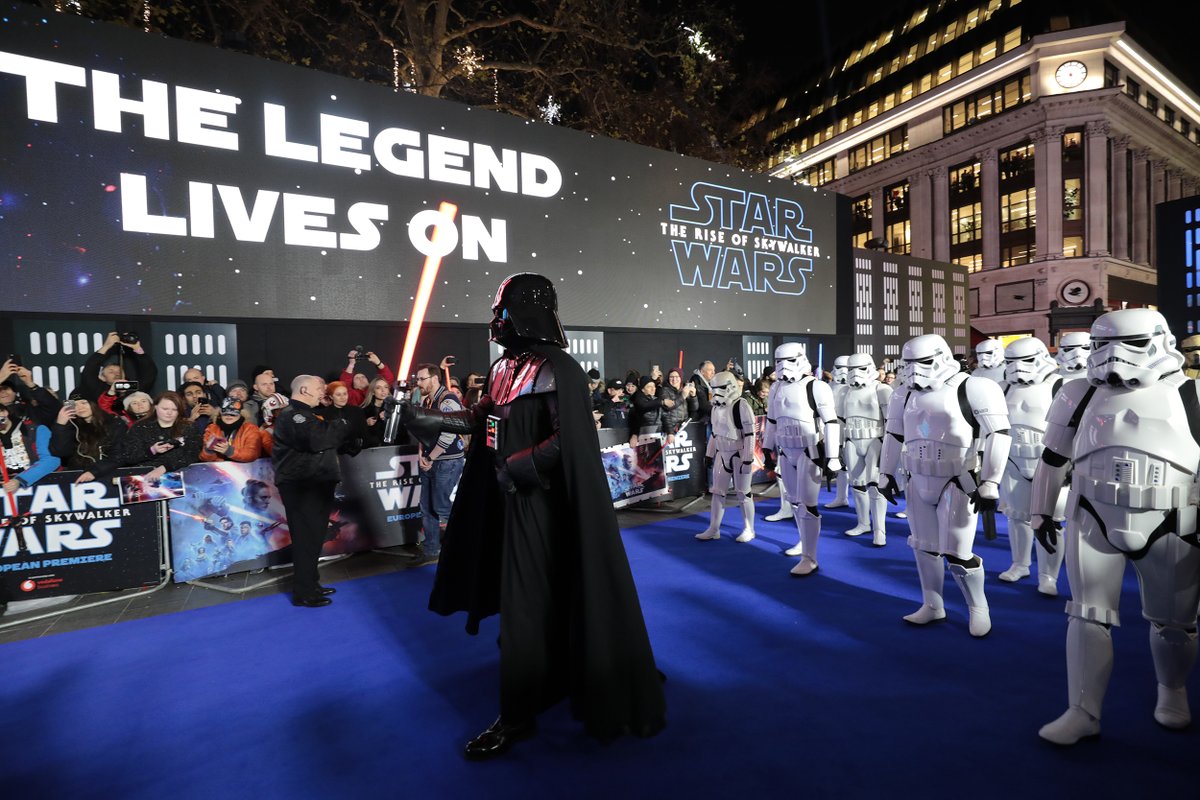 StarWarsUK's tweet image. Check out photos from the European Premiere of Star Wars: #TheRiseOfSkywalker