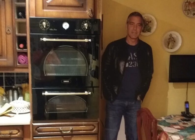 ovenfix's tweet photo. So I asked a customer to send me a picture of her oven so I could see the model. She sent this. Proper chuckled me π
#ovenfix #ovenrepairs #humour #funny #georgeclooney https://t.co/E7jHm0nLJw