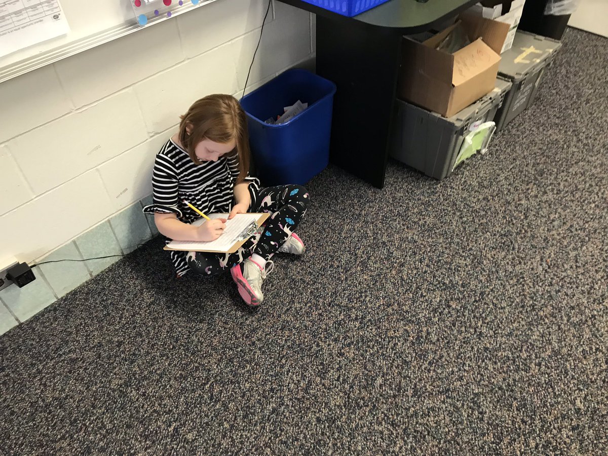 HeidiKimble3's tweet photo. Students are working hard on their informational writing pieces. #glcskellogg https://t.co/gsTklElMSa