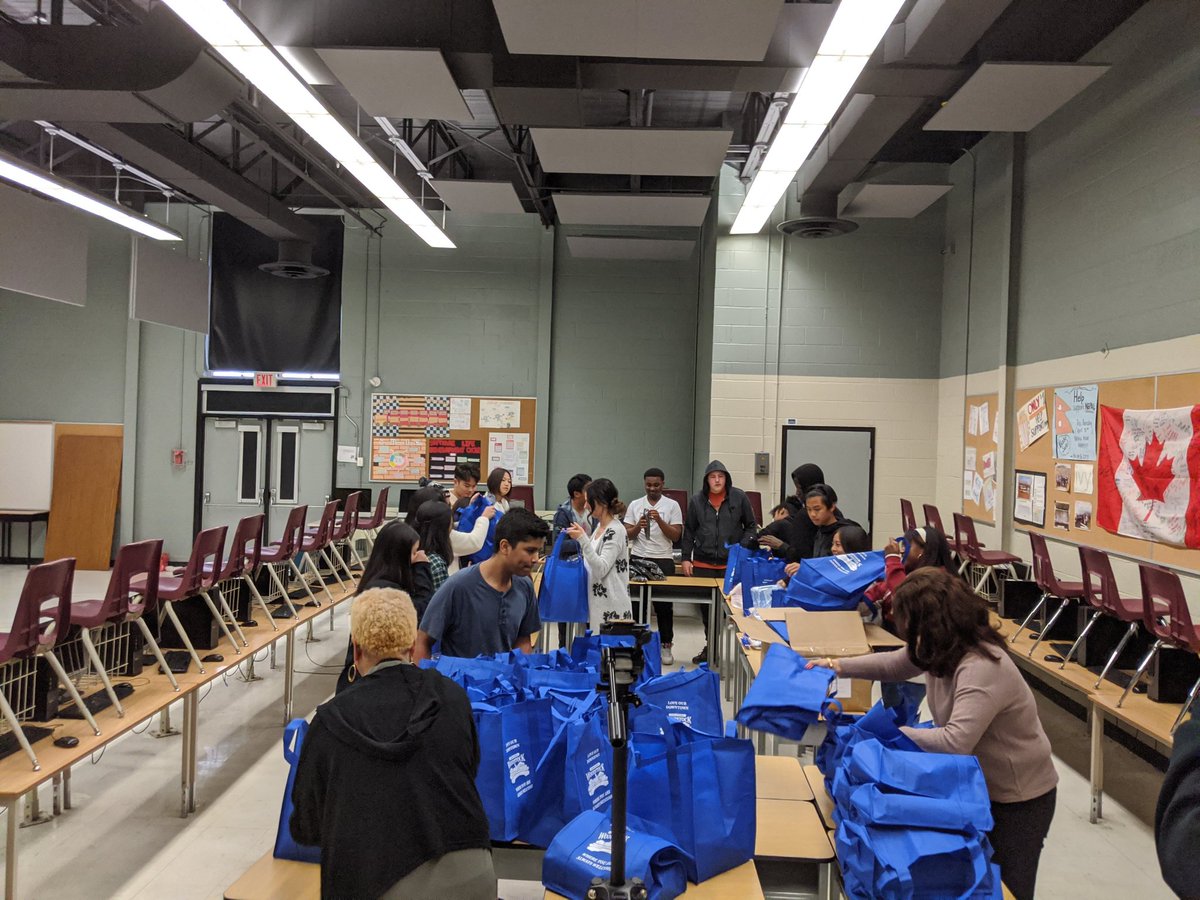 JPCICity's tweet photo. Thank You @StreetHealthTO for the opportunity to donate winter kits and help out at the Holiday Lunch. 

Thank you @JohnPolanyiCI Staff and Students for your support and donations. Together we were able to donate 75 kits. #Grateful https://t.co/YzF1zmX0ro
